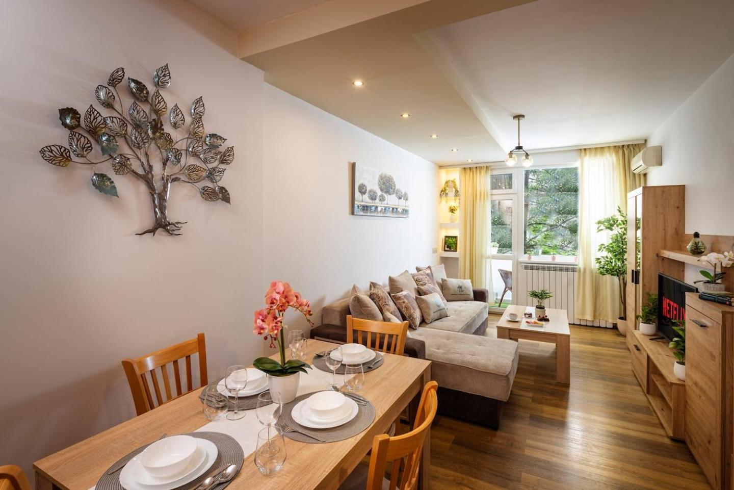 Spacious With Lovely Terrace Apartment