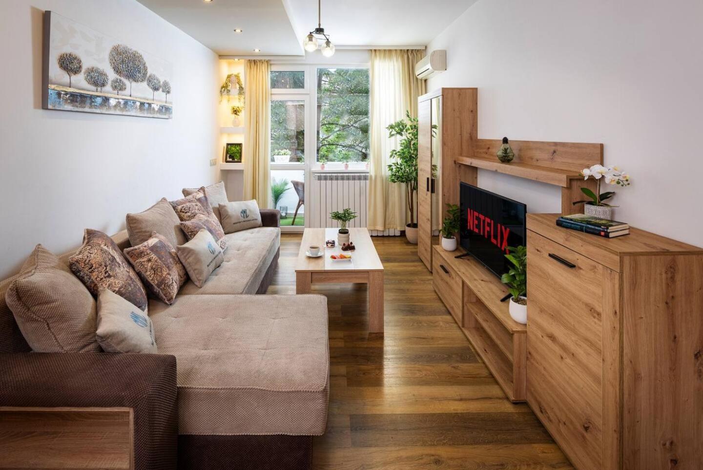 Spacious With Lovely Terrace Apartment